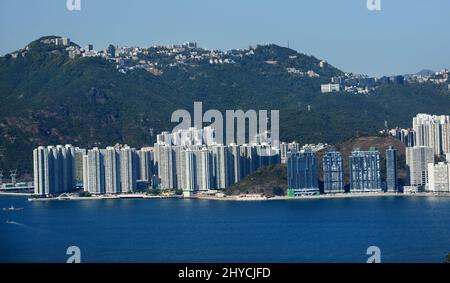 Una vista del complesso residenziale di Aberdeen e South Horizons di Hong Kong, visto dall'isola di Lamma. Foto Stock