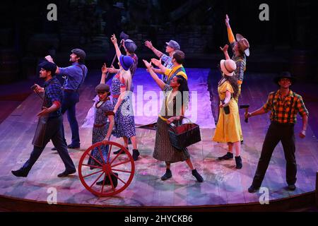 Spettacolo, atmosfera durante il Dolly Parton ospita la grande apertura del Dolly Parton's Smoky Mountain Adventures Dinner Show a Pigeon Forge, USA Foto Stock