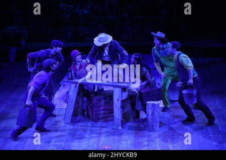 Spettacolo, atmosfera durante il Dolly Parton ospita la grande apertura del Dolly Parton's Smoky Mountain Adventures Dinner Show a Pigeon Forge, USA Foto Stock