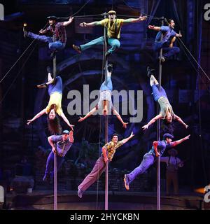Spettacolo, atmosfera durante il Dolly Parton ospita la grande apertura del Dolly Parton's Smoky Mountain Adventures Dinner Show a Pigeon Forge, USA Foto Stock