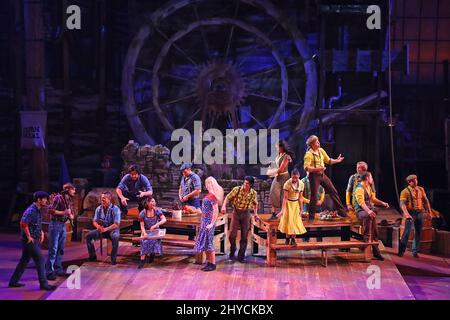 Spettacolo, atmosfera durante il Dolly Parton ospita la grande apertura del Dolly Parton's Smoky Mountain Adventures Dinner Show a Pigeon Forge, USA Foto Stock