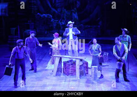 Spettacolo, atmosfera durante il Dolly Parton ospita la grande apertura del Dolly Parton's Smoky Mountain Adventures Dinner Show a Pigeon Forge, USA Foto Stock