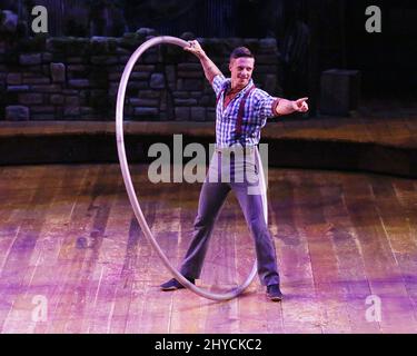 Spettacolo, atmosfera durante il Dolly Parton ospita la grande apertura del Dolly Parton's Smoky Mountain Adventures Dinner Show a Pigeon Forge, USA Foto Stock