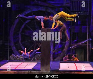 Spettacolo, atmosfera durante il Dolly Parton ospita la grande apertura del Dolly Parton's Smoky Mountain Adventures Dinner Show a Pigeon Forge, USA Foto Stock