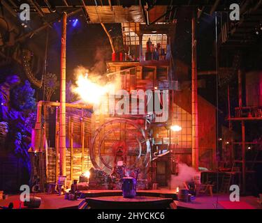 Spettacolo, atmosfera durante il Dolly Parton ospita la grande apertura del Dolly Parton's Smoky Mountain Adventures Dinner Show a Pigeon Forge, USA Foto Stock