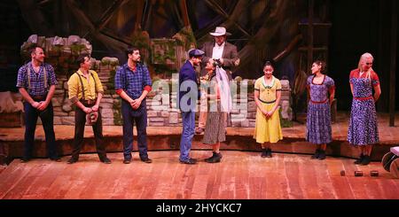 Spettacolo, atmosfera durante il Dolly Parton ospita la grande apertura del Dolly Parton's Smoky Mountain Adventures Dinner Show a Pigeon Forge, USA Foto Stock