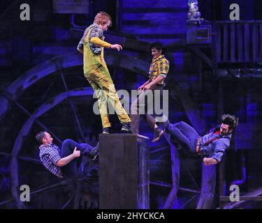 Spettacolo, atmosfera durante il Dolly Parton ospita la grande apertura del Dolly Parton's Smoky Mountain Adventures Dinner Show a Pigeon Forge, USA Foto Stock