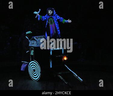 Spettacolo, atmosfera durante il Dolly Parton ospita la grande apertura del Dolly Parton's Smoky Mountain Adventures Dinner Show a Pigeon Forge, USA Foto Stock