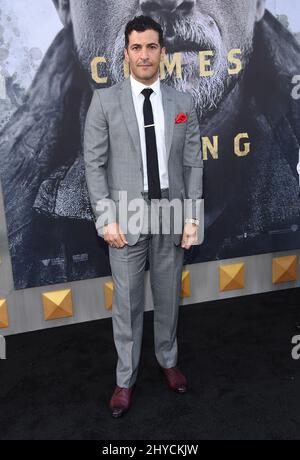 Simon Kassianides arriva alla prima mondiale "King Arthur: Legend of the Sword" che si tiene al TCL Chinese Theatre di Los Angeles, USA Foto Stock