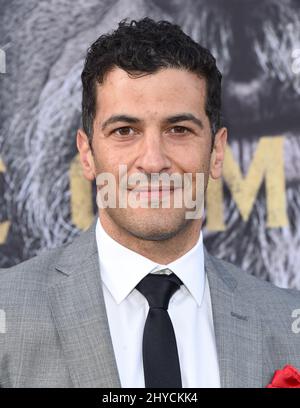 Simon Kassianides arriva alla prima mondiale "King Arthur: Legend of the Sword" che si tiene al TCL Chinese Theatre di Los Angeles, USA Foto Stock