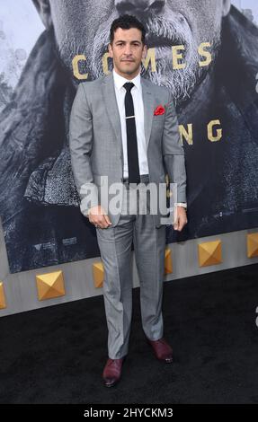 Simon Kassianides arriva alla prima mondiale "King Arthur: Legend of the Sword" che si tiene al TCL Chinese Theatre di Los Angeles, USA Foto Stock