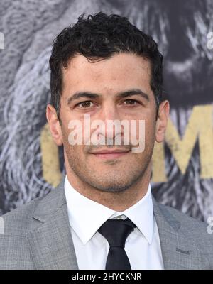 Simon Kassianides arriva alla prima mondiale "King Arthur: Legend of the Sword" che si tiene al TCL Chinese Theatre di Los Angeles, USA Foto Stock