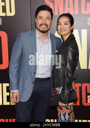 Randall Park e Jae Suh Park 'Snatched' World Premiere tenuto al Regency Village Theatre Foto Stock