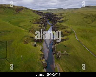 Bella vista aerea del canyon Fjadrargljufur in Islanda in estate Foto Stock