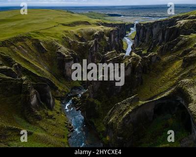 Bella vista aerea del canyon Fjadrargljufur in Islanda in estate Foto Stock