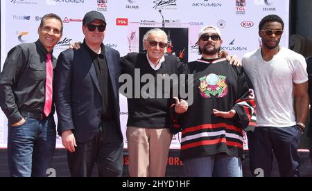 Todd McFarlane, Kevin Feige, Stan Lee, Kevin Smith e Chadwick Boseman partecipa alla cerimonia della mano e del footprint di Stan Lee tenutasi al TCL Chinese Theatre IMAX Foto Stock