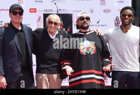 Kevin Feige, Stan Lee, Kevin Smith e Chadwick Boseman partecipa alla cerimonia delle mani e delle impronte digitali di Stan Lee che si tiene al TCL Chinese Theatre IMAX Foto Stock