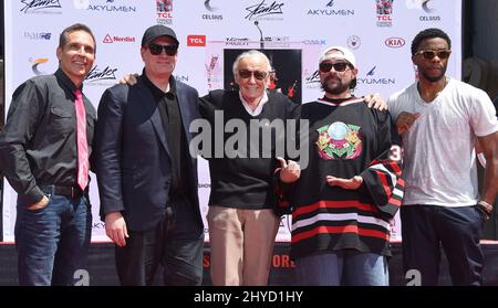 Todd McFarlane, Kevin Feige, Stan Lee, Kevin Smith e Chadwick Boseman partecipa alla cerimonia della mano e del footprint di Stan Lee tenutasi al TCL Chinese Theatre IMAX Foto Stock