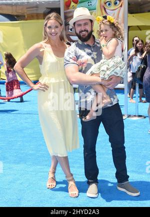 AJ Buckley, Abigail Ochse e Willow Buckley frequentano l'Emoji Movie World Premiere tenuto al Regency Village Theatre Foto Stock