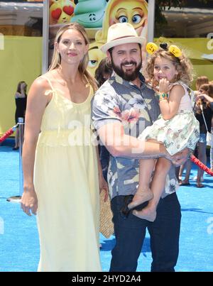 AJ Buckley, Abigail Ochse e Willow Buckley frequentano l'Emoji Movie World Premiere tenuto al Regency Village Theatre Foto Stock