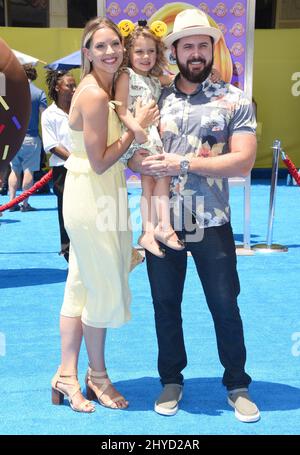 AJ Buckley, Abigail Ochse e Willow Buckley frequentano l'Emoji Movie World Premiere tenuto al Regency Village Theatre Foto Stock