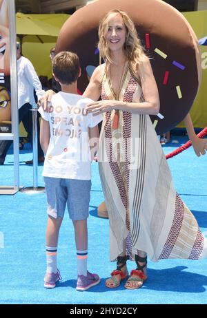 Kim Raver e Leo Boyer partecipano all'Emoji Movie World Premiere tenuto al Regency Village Theatre Foto Stock