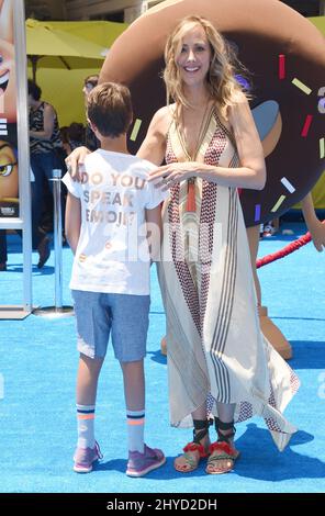 Kim Raver e Leo Boyer partecipano all'Emoji Movie World Premiere tenuto al Regency Village Theatre Foto Stock