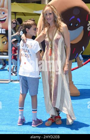 Kim Raver e Leo Boyer partecipano all'Emoji Movie World Premiere tenuto al Regency Village Theatre Foto Stock