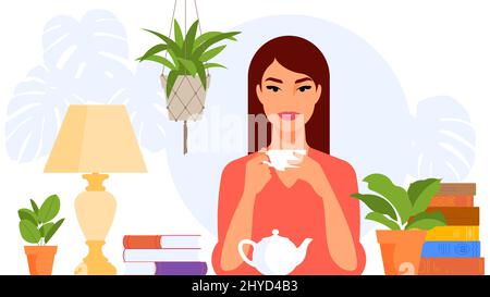 Bella donna rilassante con una tazza di tè e libri a casa. Ragazza allegra che legge, studia o riposa in un luogo accogliente. Piante di casa, libri, pentola, tazza, lampada Foto Stock