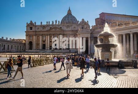 Roma, Italia - 25 maggio 2018: Piazza San Pietro, Piazza San Pietro, con la Basilica di San Pietro e la storica fontana del Vaticano, quartiere di Roma Foto Stock