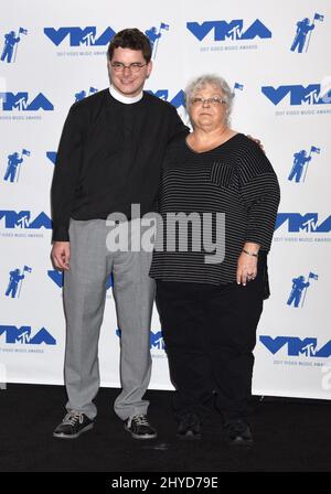 Robert E. Lee IV e Susan Bro nella sala stampa dei MTV Video Music Awards 2017 tenutisi al Forum di Los Angeles, USA Foto Stock