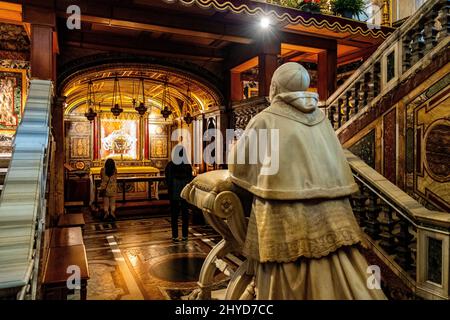 Roma, Italia - 27 maggio 2018: Cappella reliquaria del Santo Presepe con statua di Papa Pio IX sotto il presbiterio della basilica papale di Santa Maria maggiore Foto Stock