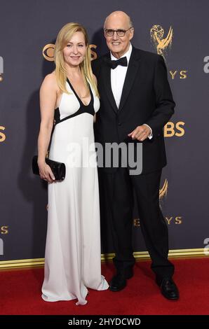 Jeffrey Tambor e Kasia Ostlun partecipano agli Emmy Awards 69th che si sono tenuti al Microsoft Theatre L.A. Live Foto Stock