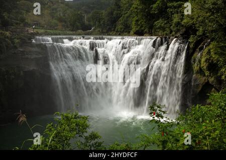 Vista panoramica della cascata Shifen lungo il fiume Keelung nel distretto di Pingxi, New Taipei City, Taiwan. Foto Stock