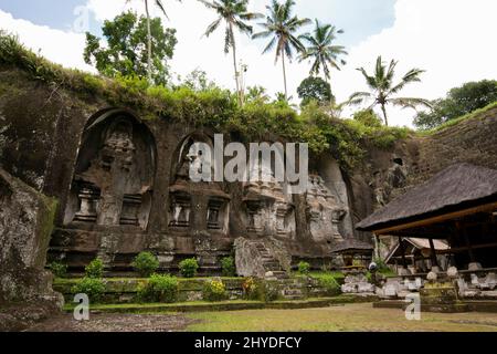 candi (santuari) scavati nella scogliera presso il tempio di Gunung Kawi. Si tratta di un complesso di templi indù del 11th secolo a Tampaksiring vicino Ubud a Bali. Foto Stock