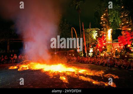 Gli uomini balinesi suonano il fuoco e la danza Kecak nel cortile del Tempio di pura Dalem a Ubud, Bali, Indonesia, di notte. Foto Stock