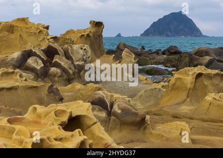 Bizzarre terreni rocciosi e formazioni rocciose al Parco dell'Isola di Heping (sperando) (noto anche come Parco dell'Isola della Pace) a Keelung, Taiwan. Foto Stock