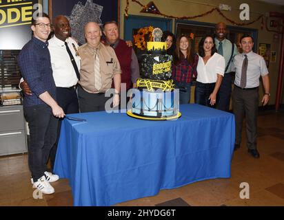 Andy Samberg, Andre Braugher, Dirk Blocker, Joel McKinnon Miller, Stephanie Beatriz, Chelsea Peretti, Melissa Fumero, Terry Crews e Joe lo Truglio "Brooklyn Nine-Nine" festeggiano l'episodio 99th tenuto presso gli studi CBS Radford Foto Stock