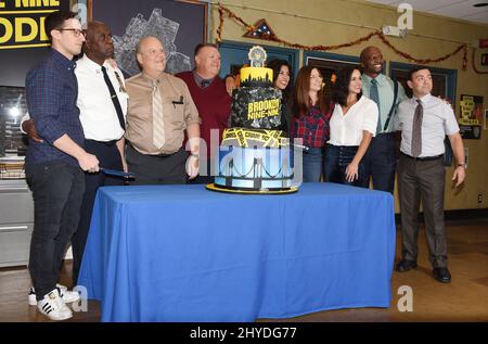 Andy Samberg, Andre Braugher, Dirk Blocker, Joel McKinnon Miller, Stephanie Beatriz, Chelsea Peretti, Melissa Fumero, Terry Crews e Joe lo Truglio "Brooklyn Nine-Nine" festeggiano l'episodio 99th tenuto presso gli studi CBS Radford Foto Stock