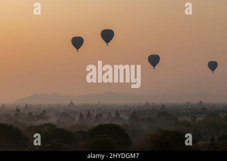 Bella vista di palloncini d'aria calda sopra templi e pagode all'antica pianura di Bagan in Myanmar (Birmania) all'alba. Foto Stock