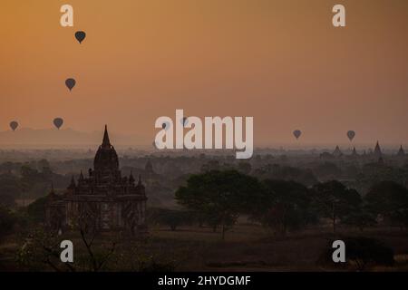 Bella vista di palloncini d'aria calda sopra templi e pagode all'antica pianura di Bagan in Myanmar (Birmania) all'alba. Foto Stock