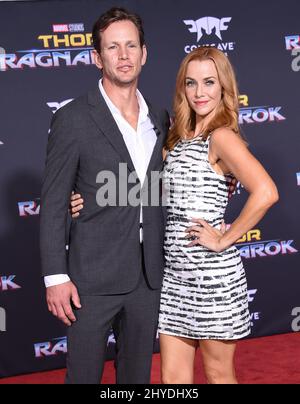 Kip Pardue e Annie Wersching frequentano il "Thor: Ragnarok" World Premiere di Marvel tenuto al Teatro El Capitan Foto Stock