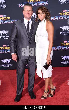 Matt Damon e Luciana Barroso hanno partecipato alla prima mondiale di Marvel "Thor: Ragnarok" che si è tenuta al Teatro El Capitan Foto Stock