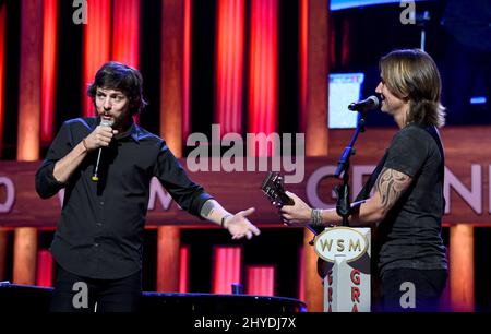 Chris Janson e Keith Urban durante le esibizioni di martedì sera al Grand Ole Opry Foto Stock