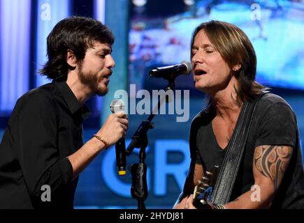 Chris Janson e Keith Urban durante le esibizioni di martedì sera al Grand Ole Opry Foto Stock