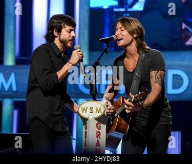 Chris Janson e Keith Urban durante le esibizioni di martedì sera al Grand Ole Opry Foto Stock