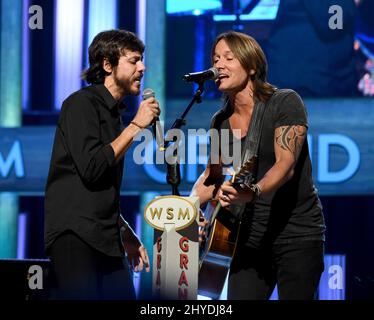 Chris Janson e Keith Urban durante le esibizioni di martedì sera al Grand Ole Opry Foto Stock