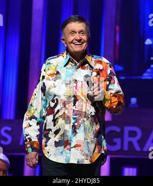 Bill Anderson durante le esibizioni del martedì sera al Grand Ole Opry Foto Stock