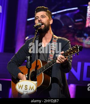 Jason Crabb durante gli spettacoli di Martedì sera al Grand Ole Opry Foto Stock