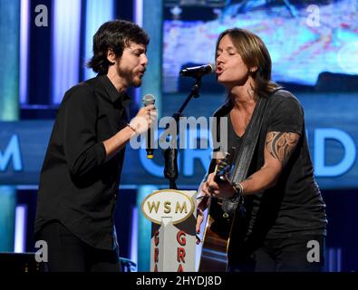 Chris Janson e Keith Urban durante le esibizioni di martedì sera al Grand Ole Opry Foto Stock